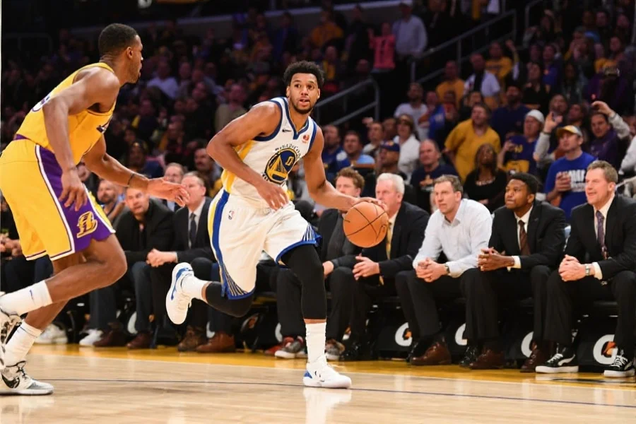 一名NBA球员在决赛关键时刻突破防守，球迷和队友在场边紧张关注