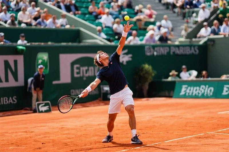 网球运动员发球瞬间